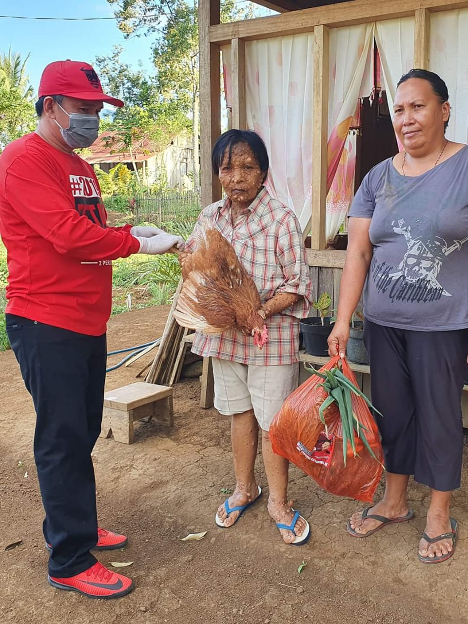 Lumowa Berbagi Kasih Bersama  Warga Tompaso Baru Jelang Paskah